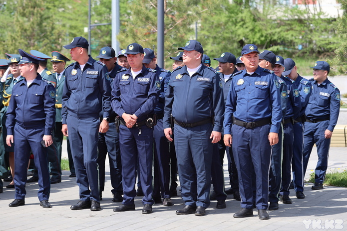 В Усть-Каменогорске к памятнику Первого министра обороны возложили цветы